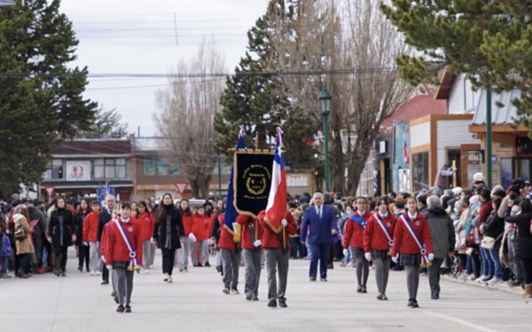 Estudiantes y profesores participaron en desfile de Fiestas Patrias